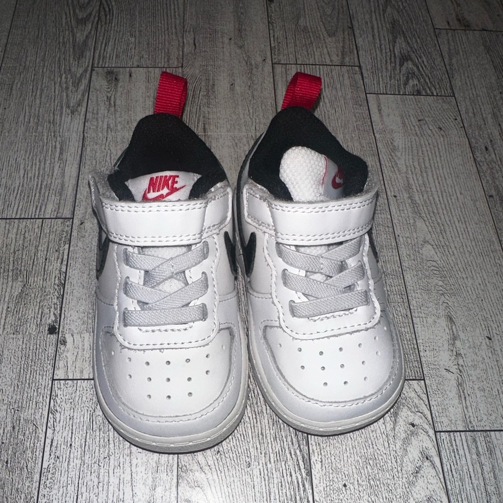 Nike Court Borough Low 2SE. Colors: white, black, berry size 4c.